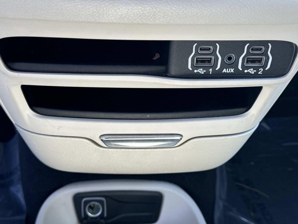 Used 2023 Chrysler Pacifica Touring-L FWD image 25