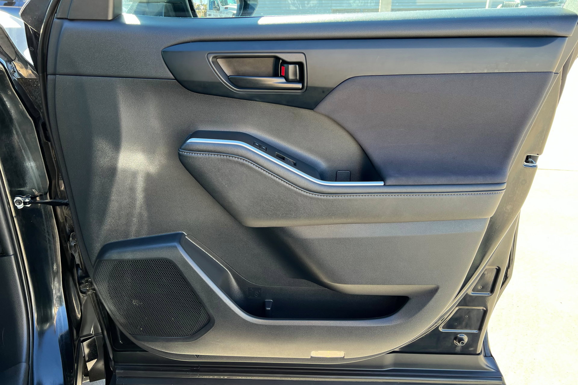 Used 2024 Toyota Highlander LE image 26