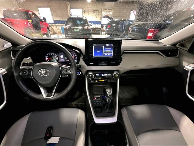 Used 2022 Toyota RAV4 XLE Premium image 16