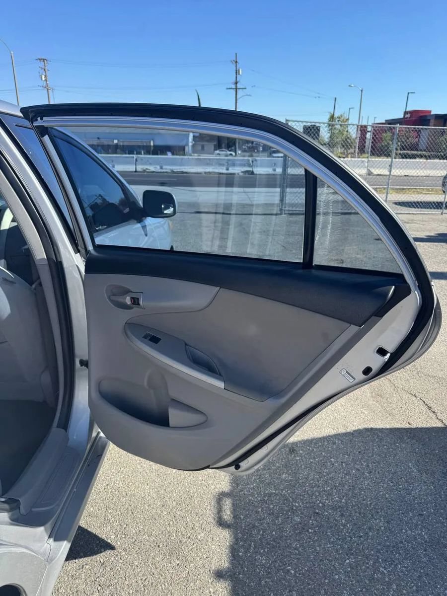 Used 2012 Toyota Corolla LE FWD image 18
