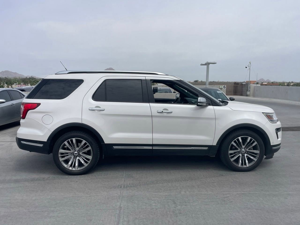 Used 2018 Ford Explorer Platinum AWD/4WD image 3
