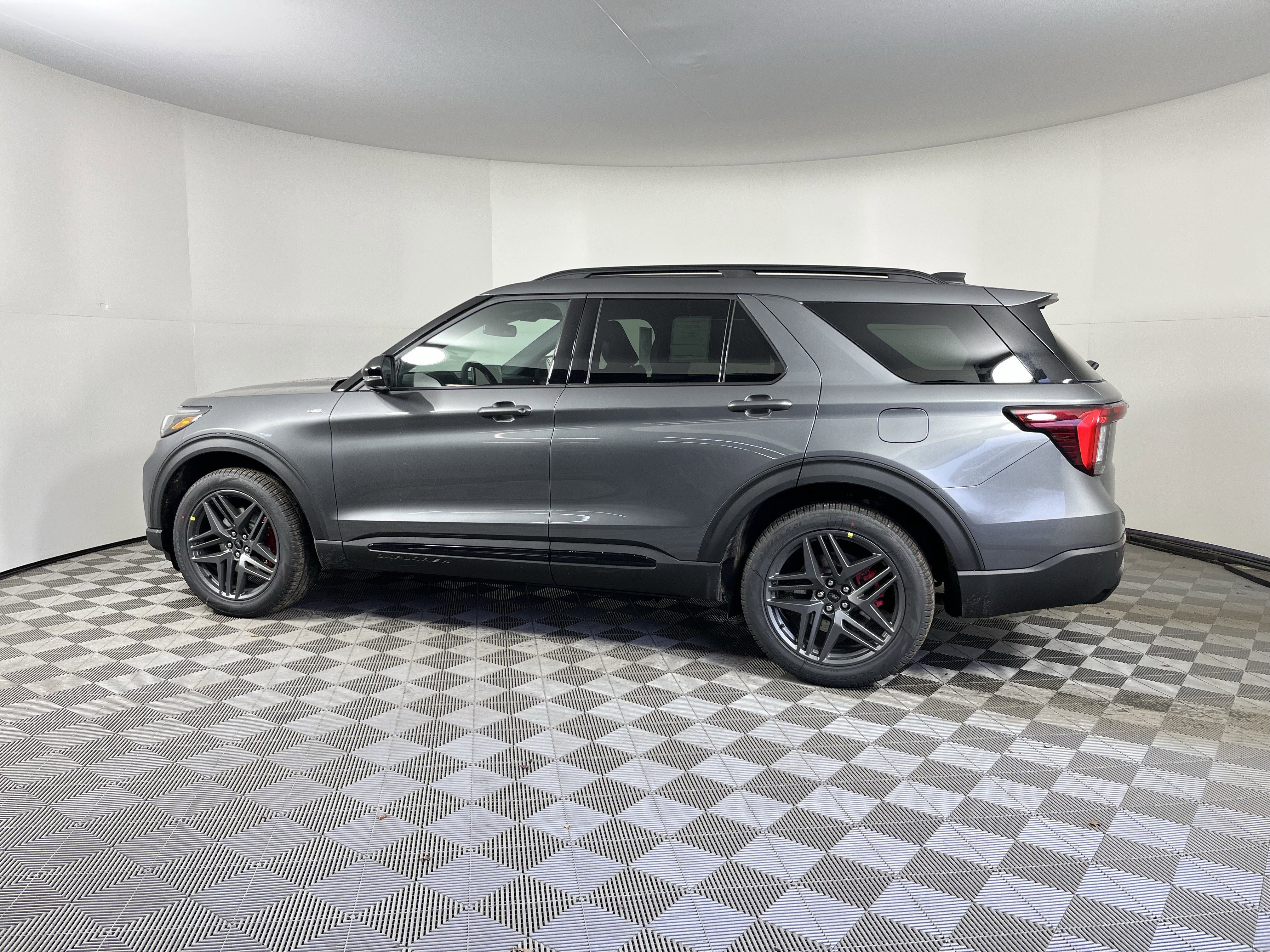 New 2026 Ford Explorer ST-Line w/ ST-Line Street Pack image 2