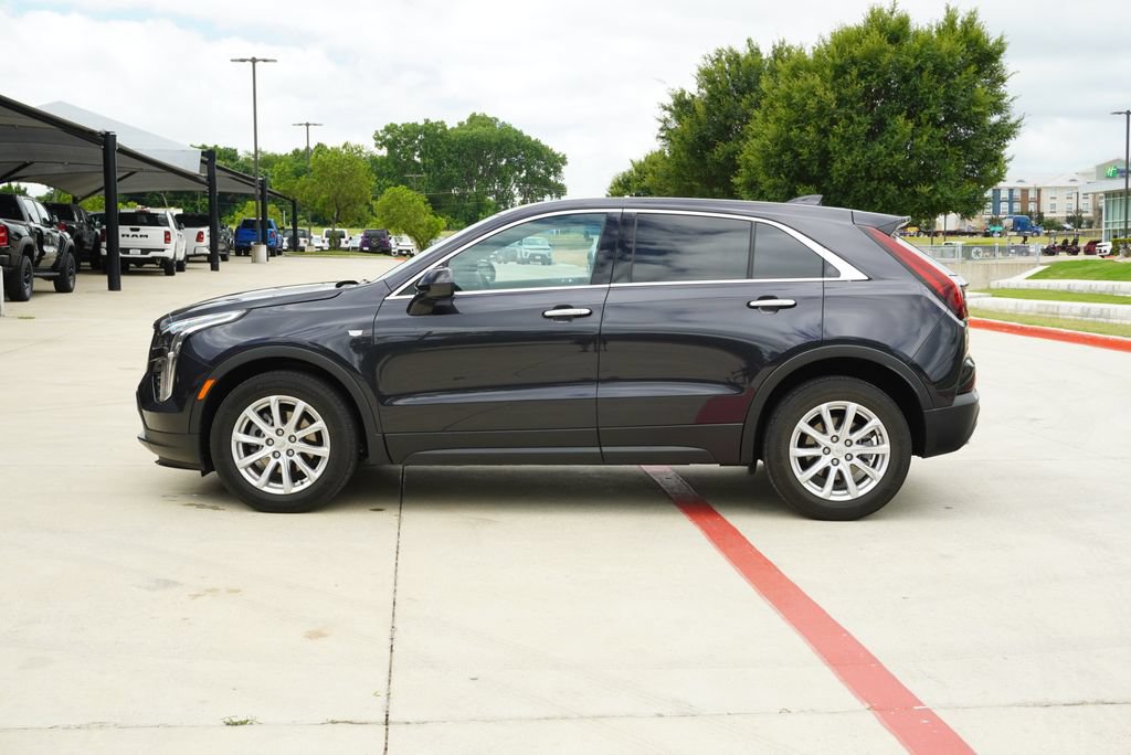Used 2023 Cadillac XT4 Luxury w/ Cold Weather Package FWD image 2