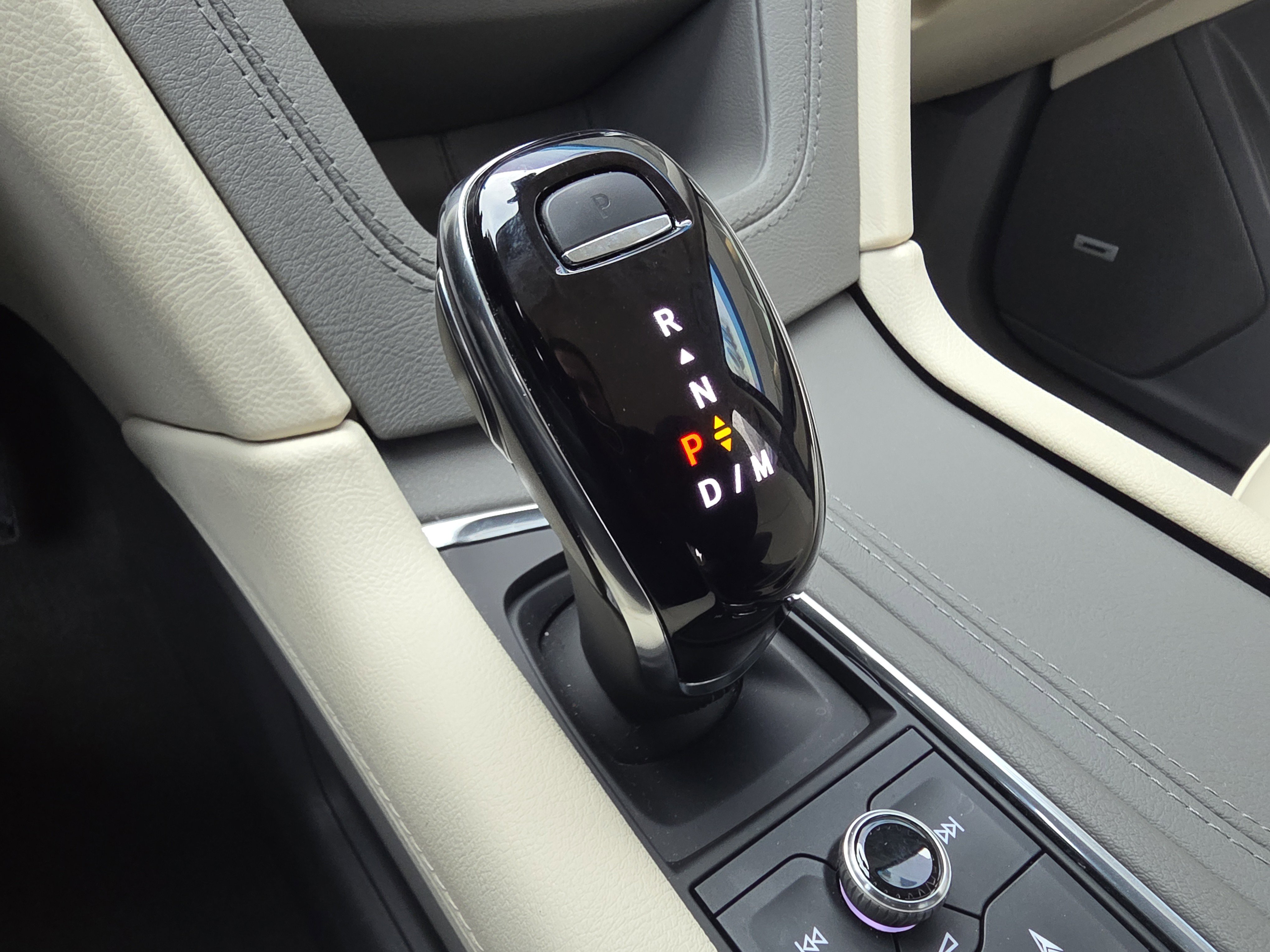 Certified 2025 Cadillac XT6 Premium Luxury image 30