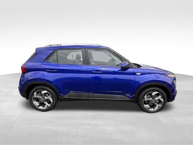 Used 2022 Hyundai Venue Limited w/ Cargo Package FWD image 9