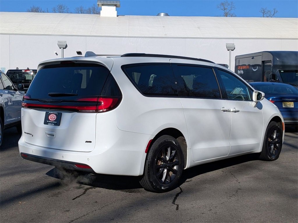 Used 2022 Chrysler Pacifica Touring-L w/ S Appearance Package image 3