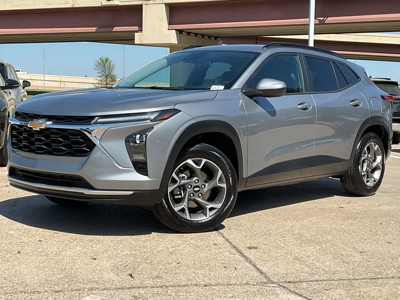 Used 2025 Chevrolet Trax LT w/ LT Convenience Package image 2