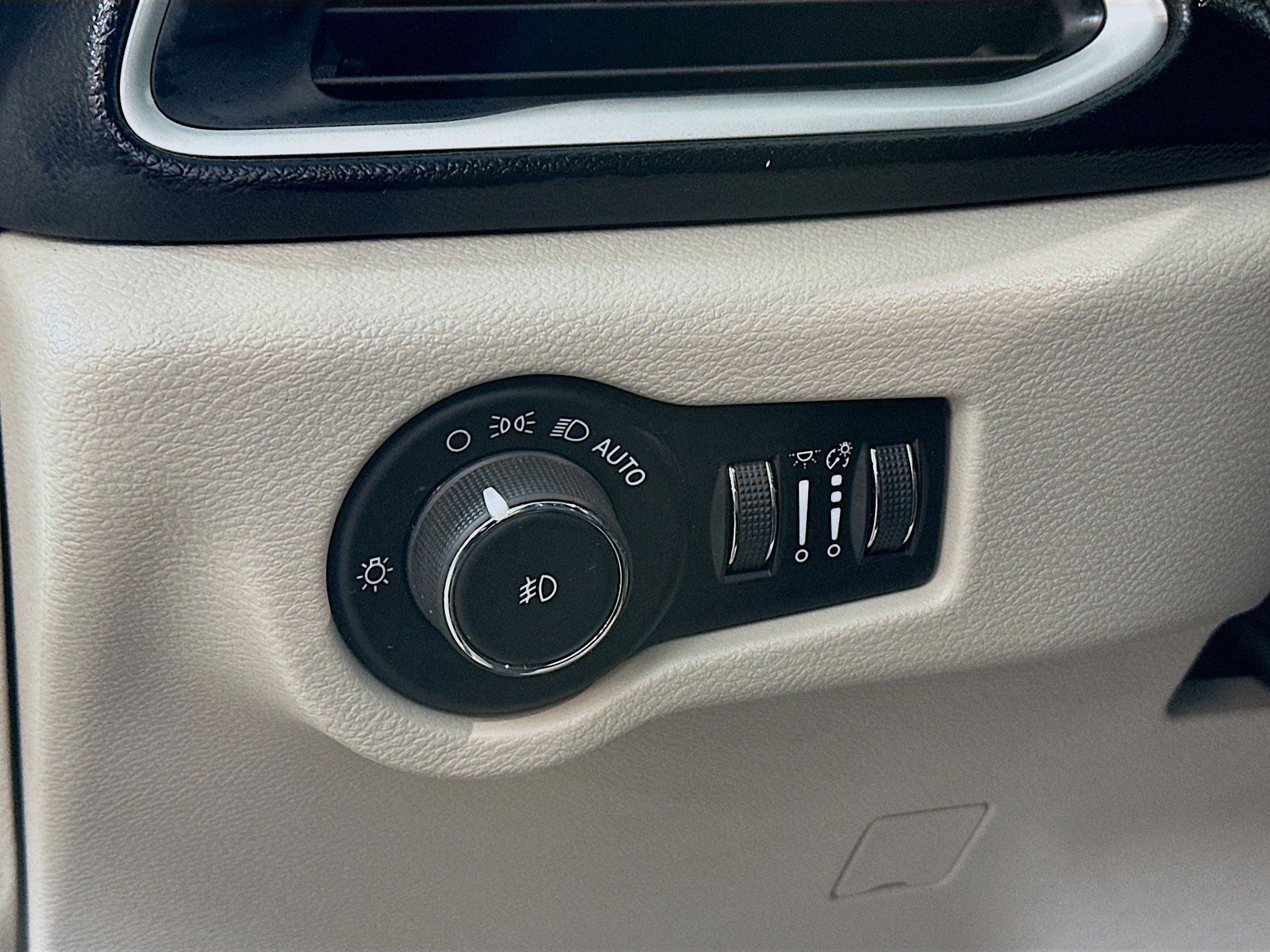 Used 2023 Chrysler Pacifica Touring-L FWD image 10