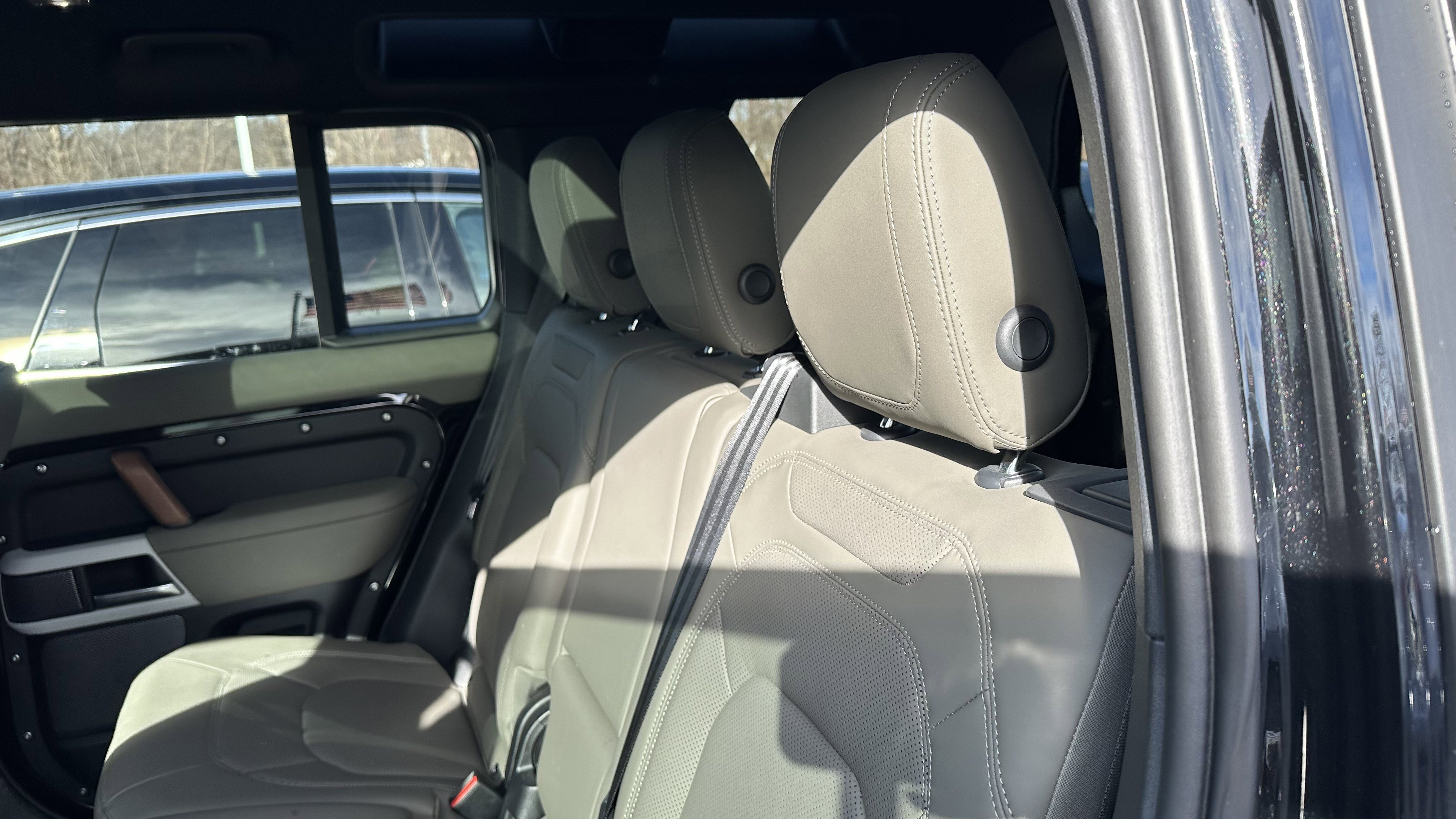 Used 2024 Land Rover Defender 110 X-Dynamic SE image 32