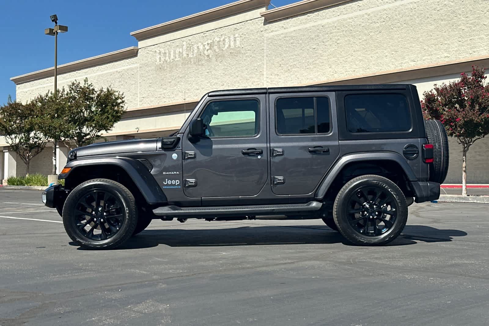 Used 2023 Jeep Wrangler Unlimited Sahara AWD/4WD image 6