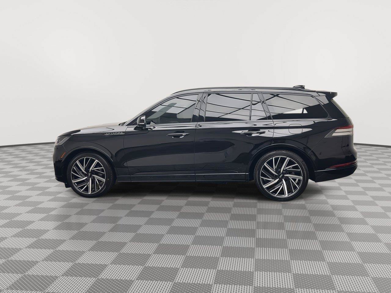 Used 2025 Lincoln Aviator Black Label w/ Jet Appearance Package AWD/4WD image 40