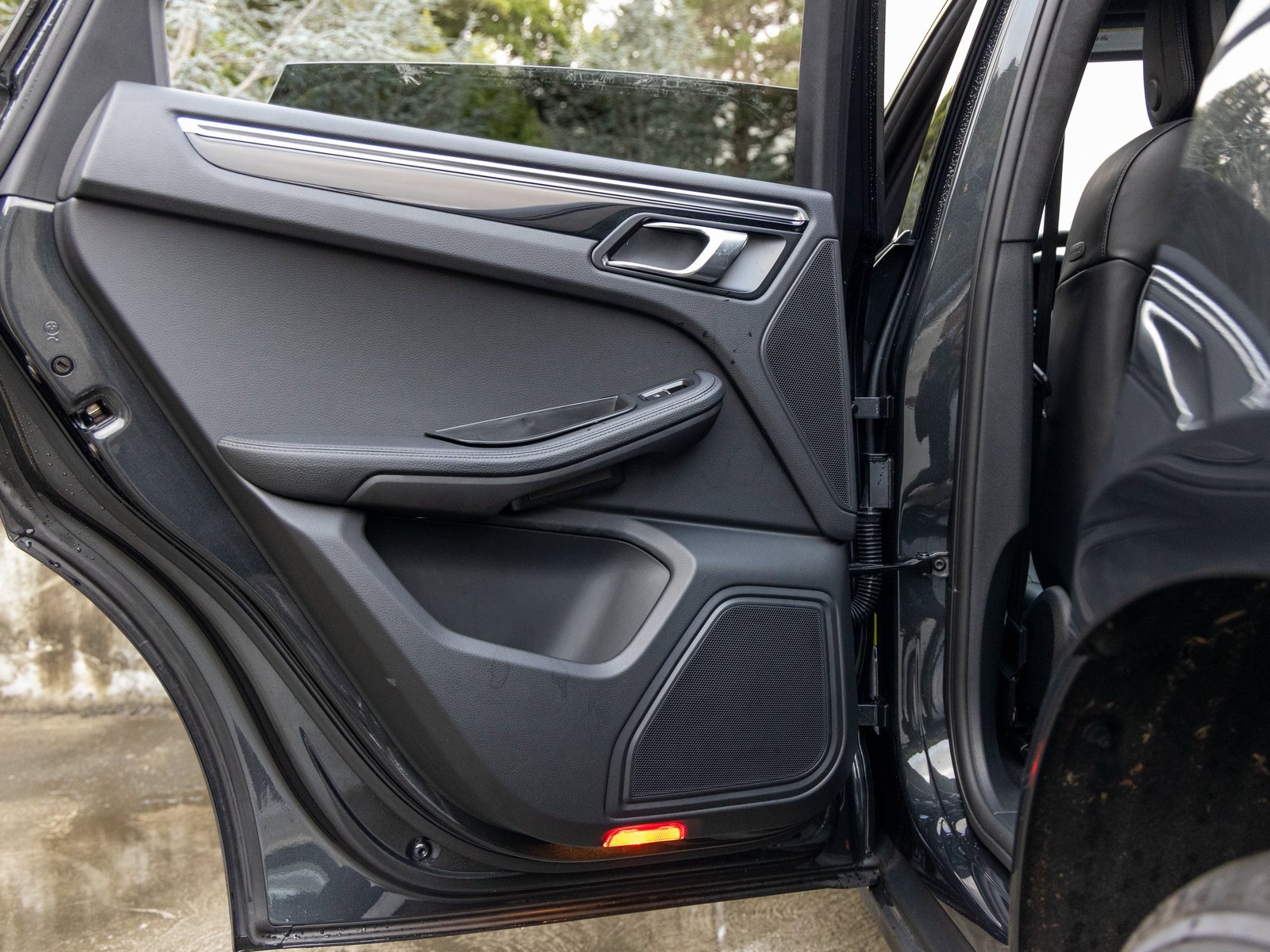 Certified 2025 Porsche Macan image 38