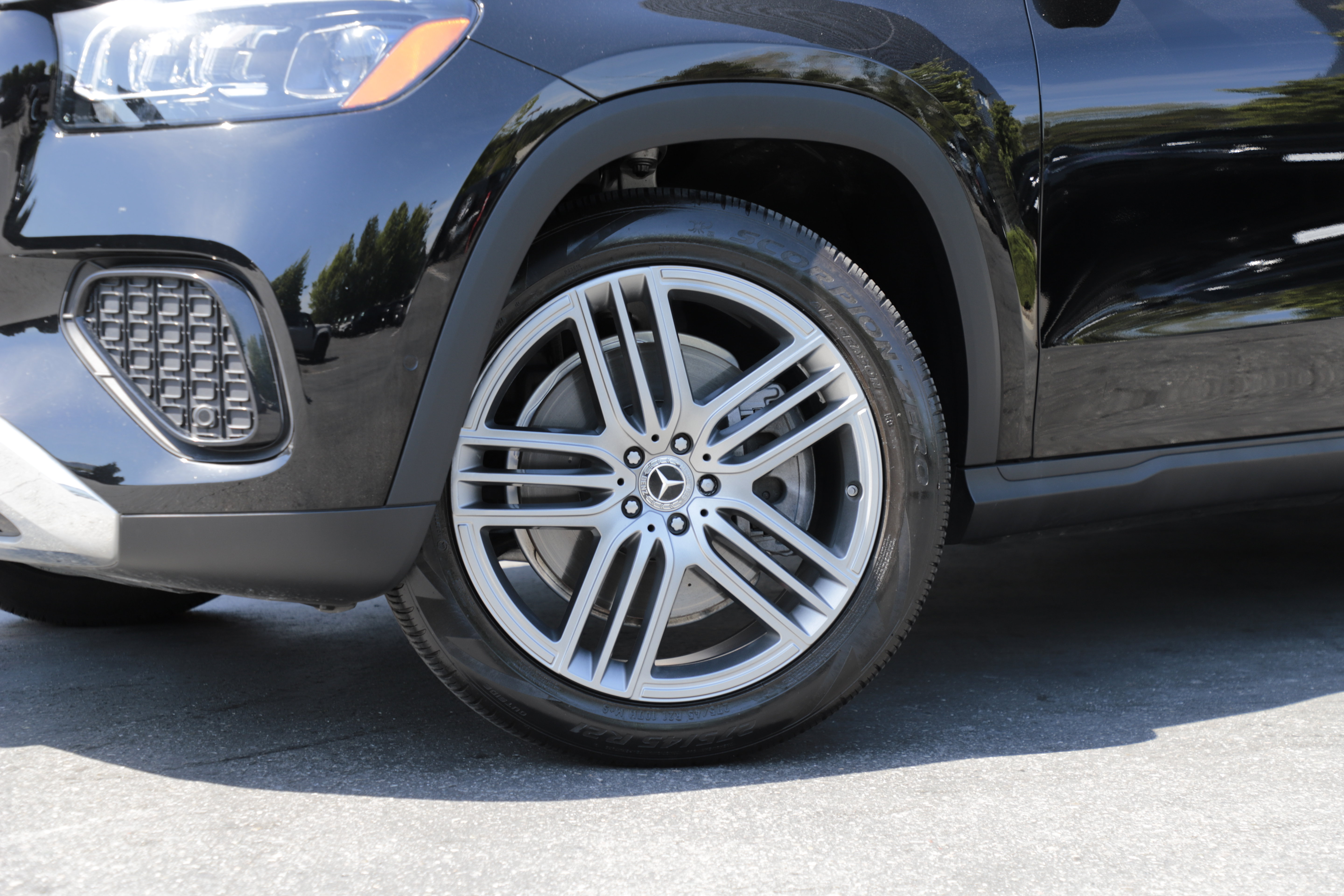 Used 2024 Mercedes-Benz GLS 450 4MATIC image 2
