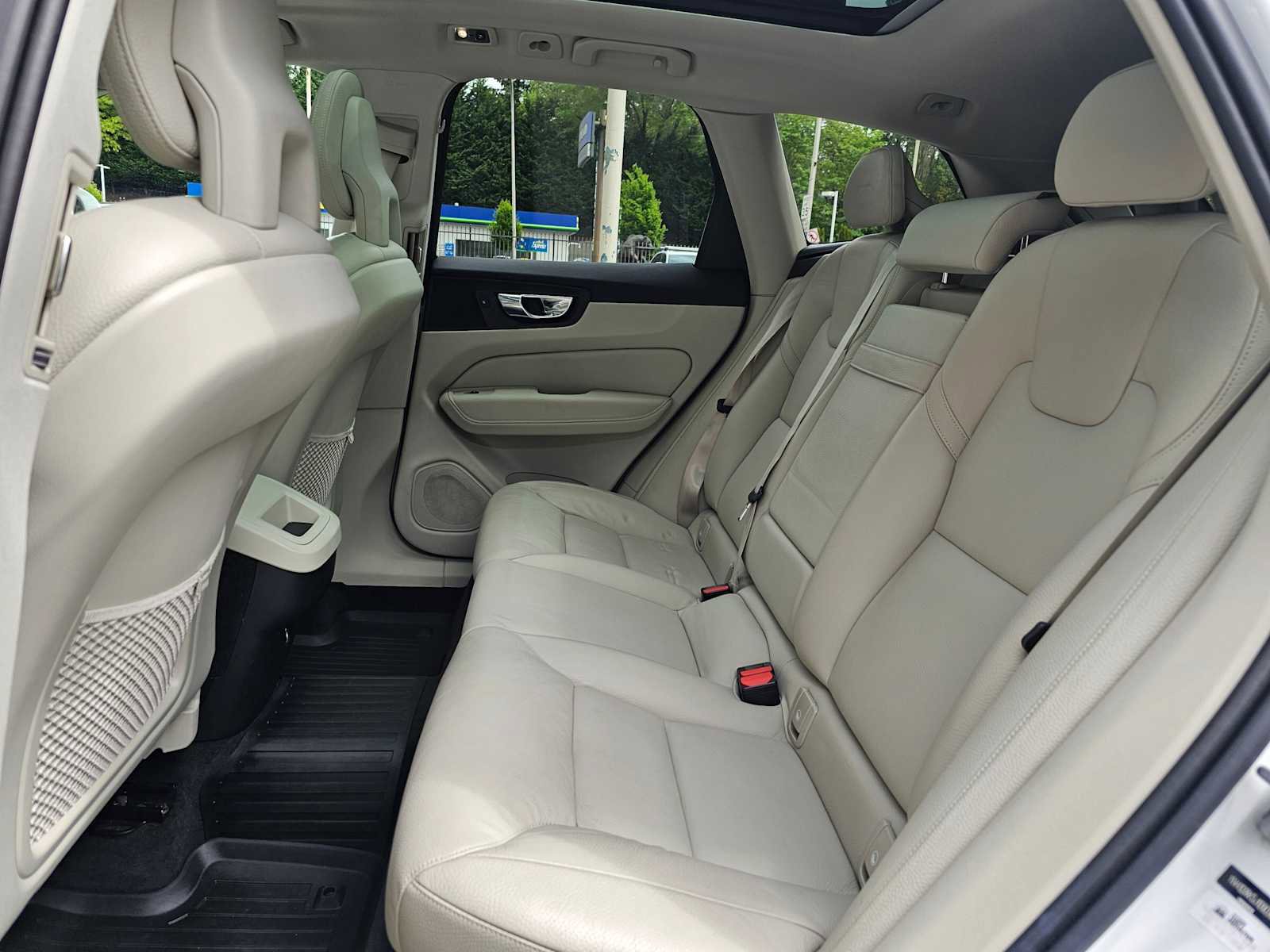Used 2018 Volvo XC60 T5 Momentum w/ Convenience Package AWD/4WD image 18