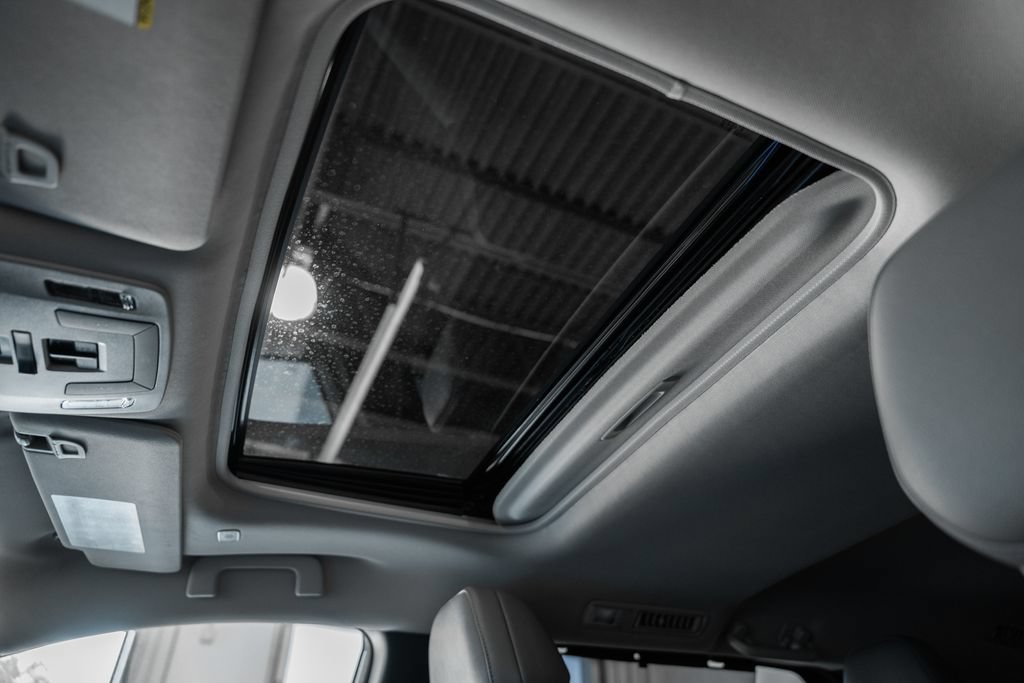 Used 2025 Toyota Sienna XLE FWD image 43