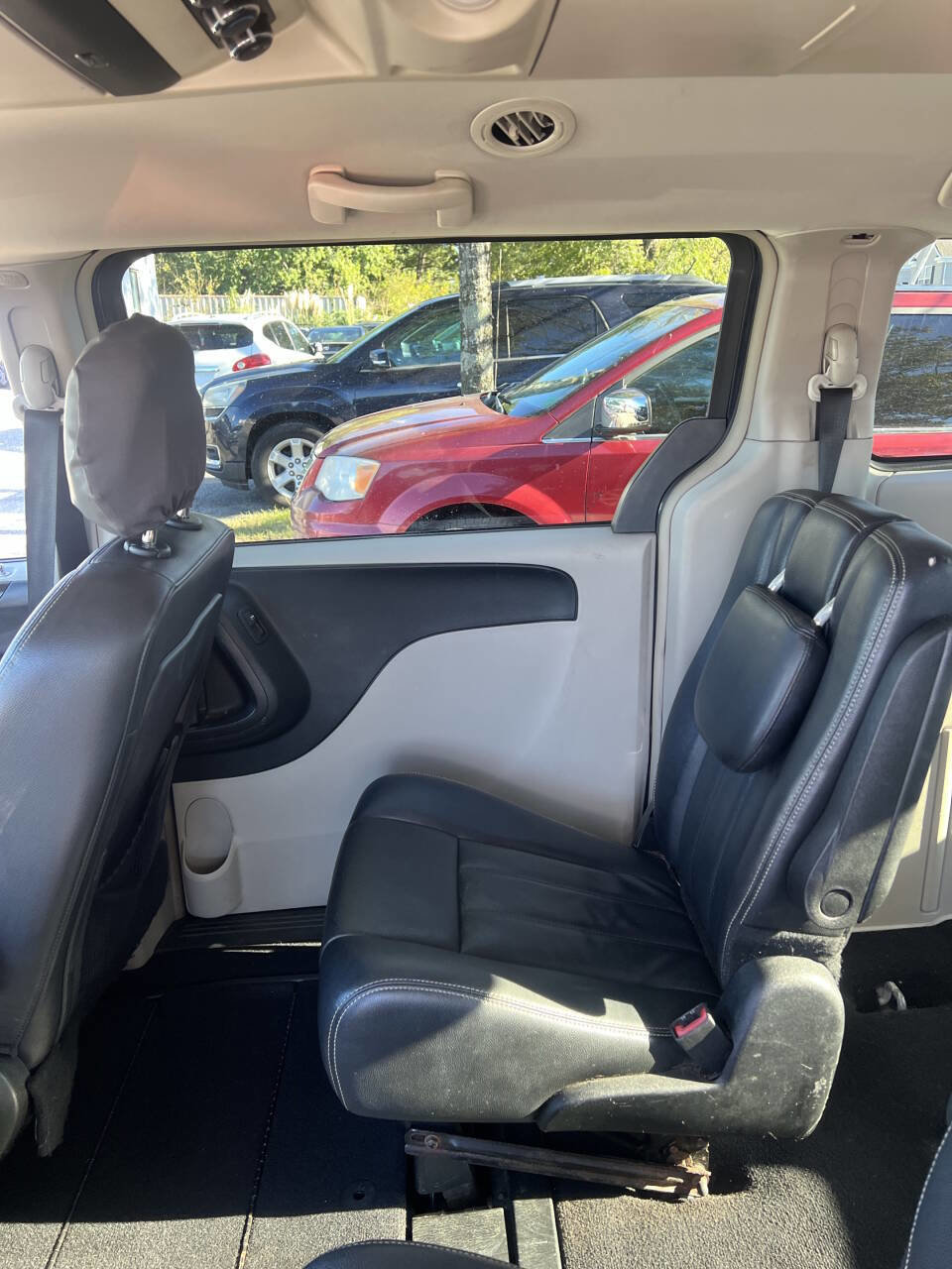 Used 2013 Chrysler Town & Country Touring image 20