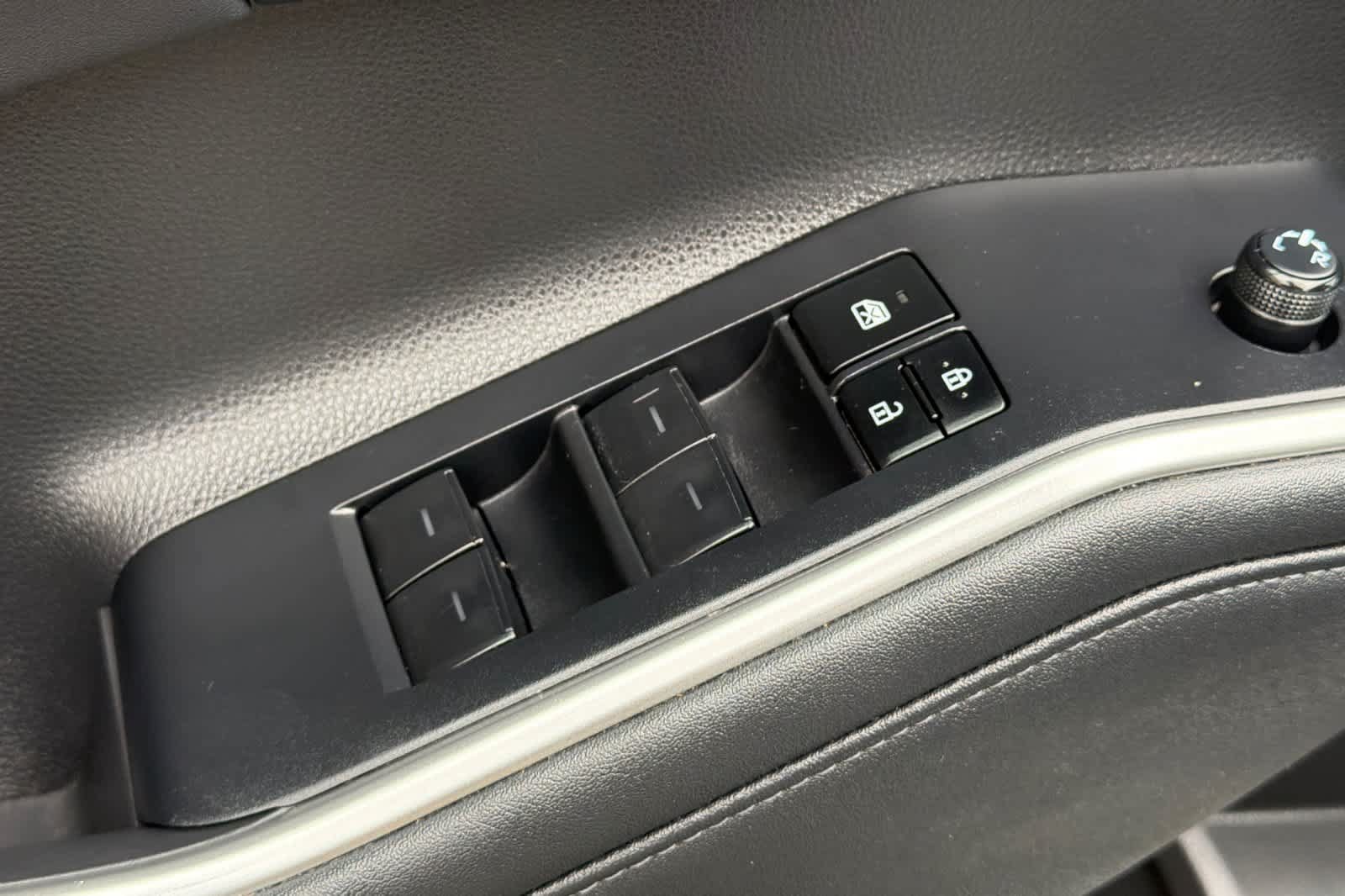 Used 2023 Toyota Highlander XLE AWD/4WD image 13