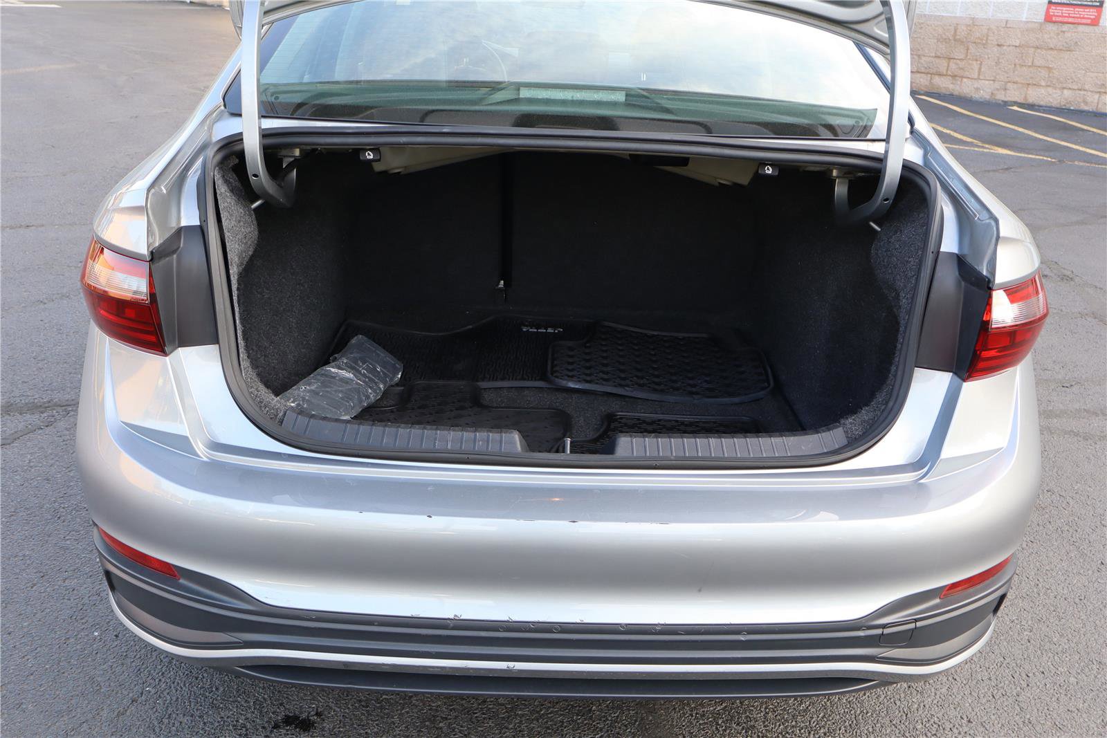 Used 2022 Volkswagen Jetta SE image 5