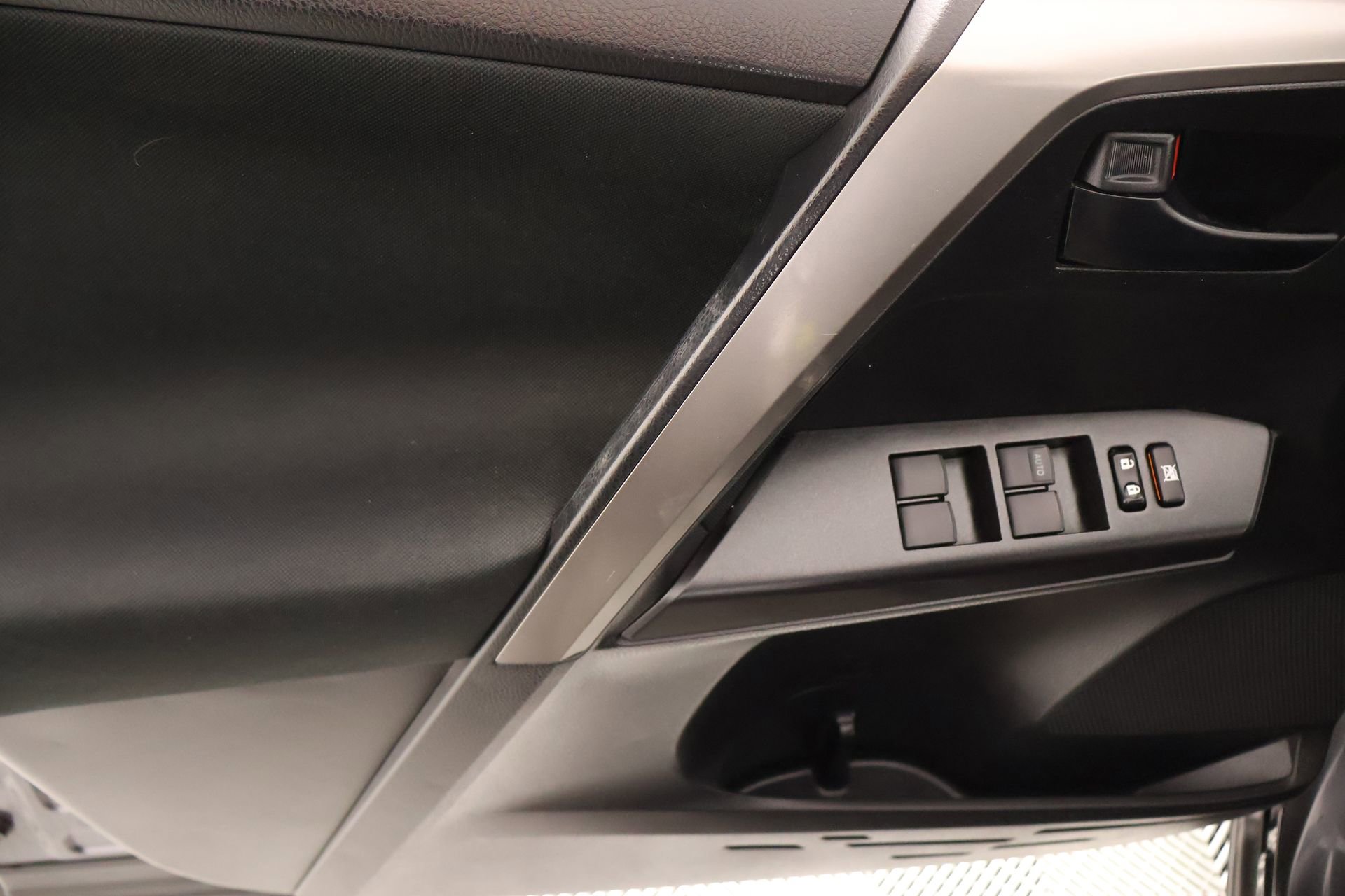 Used 2016 Toyota RAV4 LE image 14