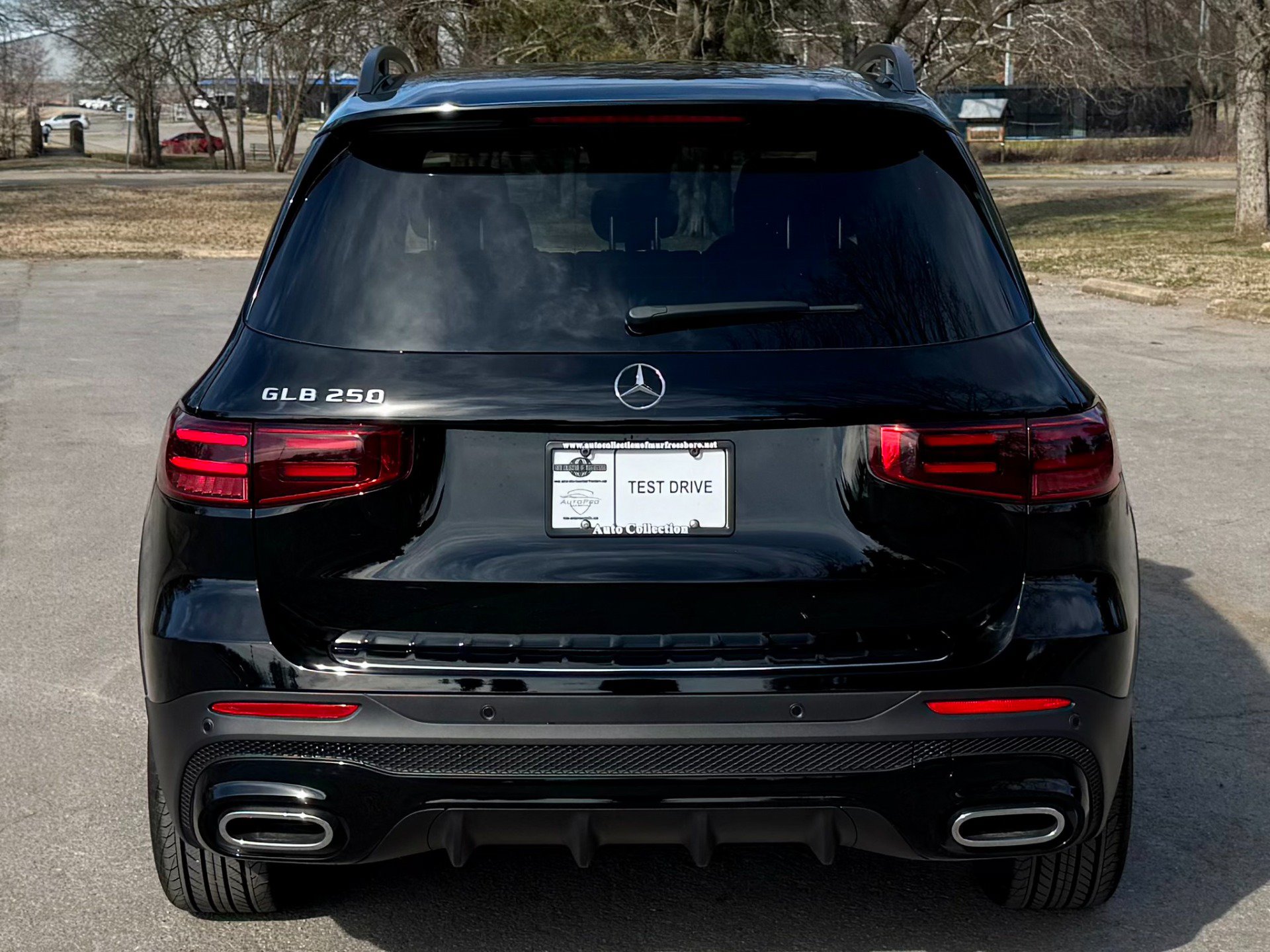 Used 2025 Mercedes-Benz GLB 250 w/ AMG Night Package image 5