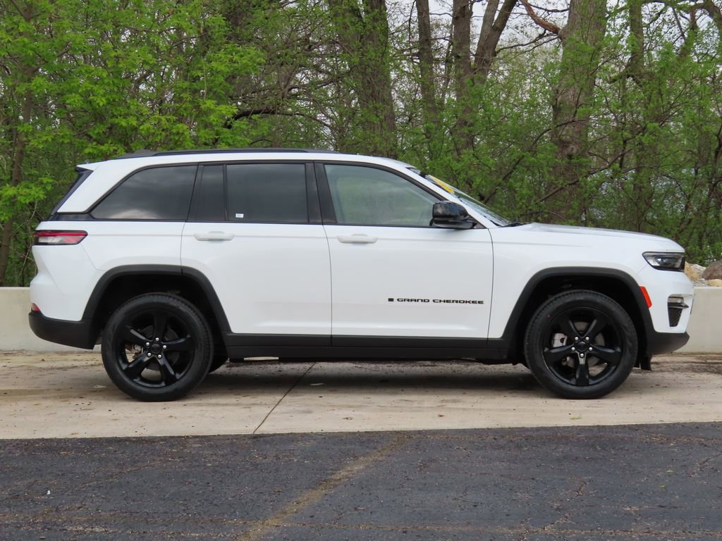 Used 2023 Jeep Grand Cherokee Limited w/ Black Appearance Package AWD/4WD image 2