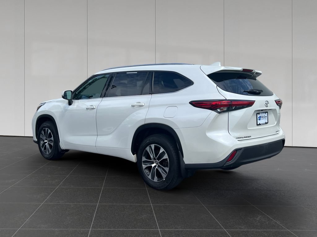 Used 2020 Toyota Highlander XLE AWD/4WD image 3