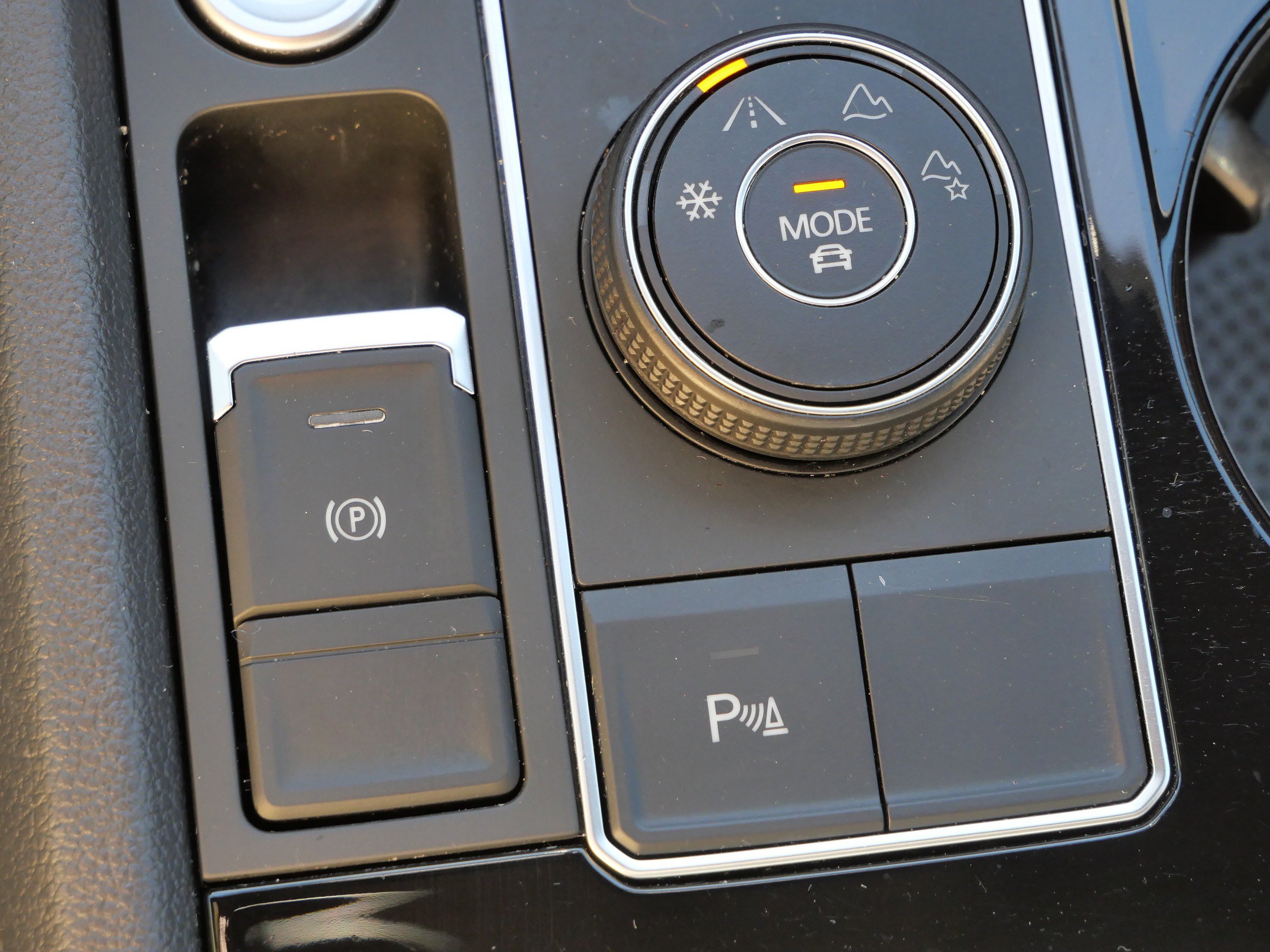 Certified 2022 Volkswagen Atlas Cross Sport SE image 28