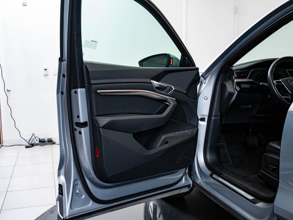 Used 2022 Audi e-tron Premium w/ Convenience Plus Package image 27