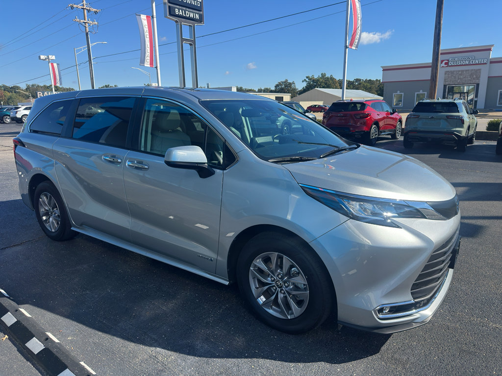 Used 2021 Toyota Sienna XLE FWD image 3