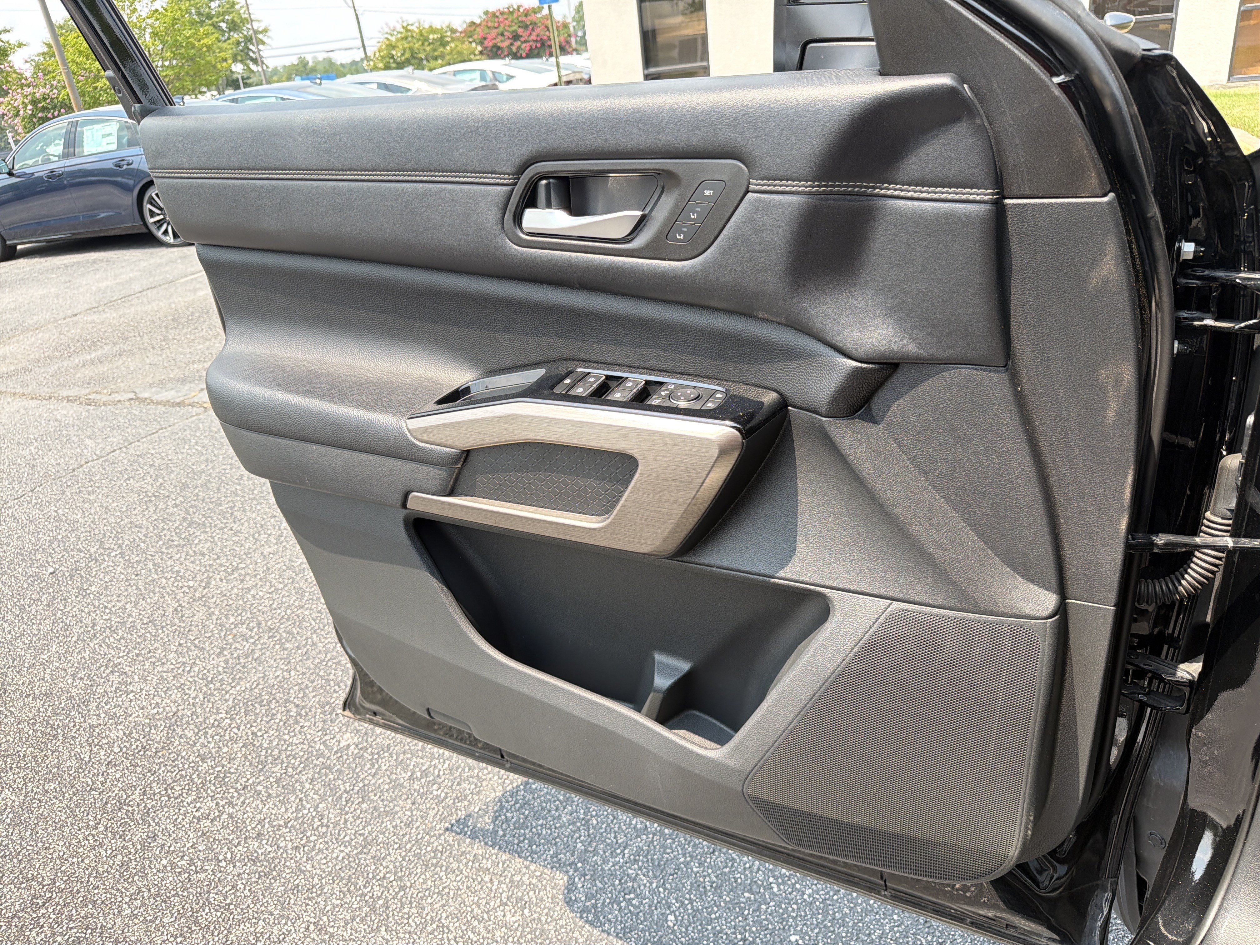 Used 2023 Nissan Pathfinder Platinum AWD/4WD image 15