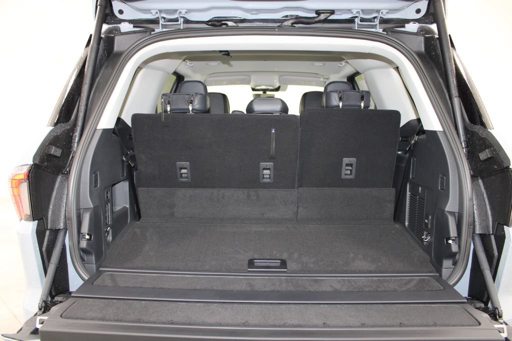 New 2027 Lincoln Navigator Premiere RWD image 16