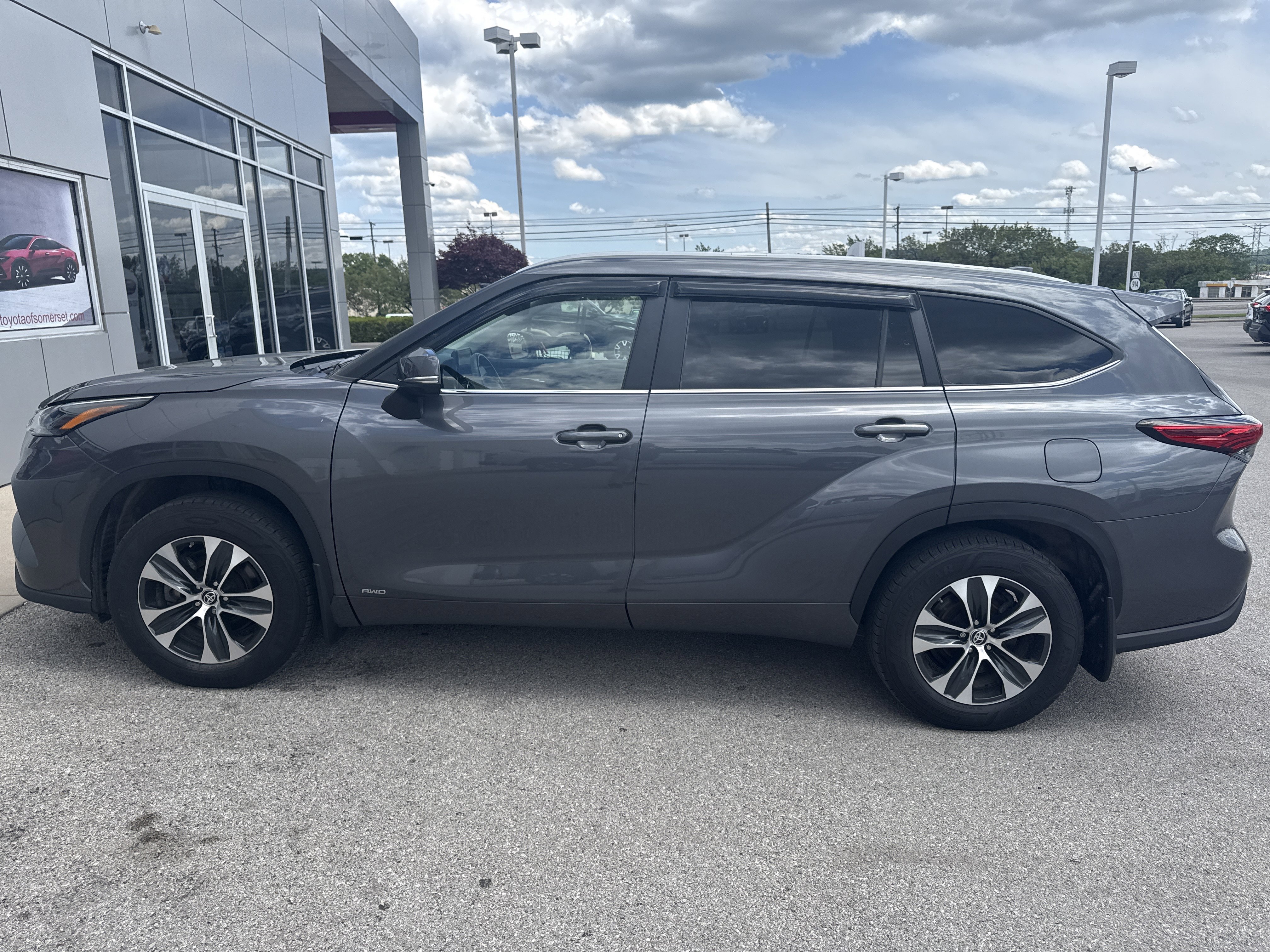 Used 2023 Toyota Highlander XLE AWD/4WD image 3