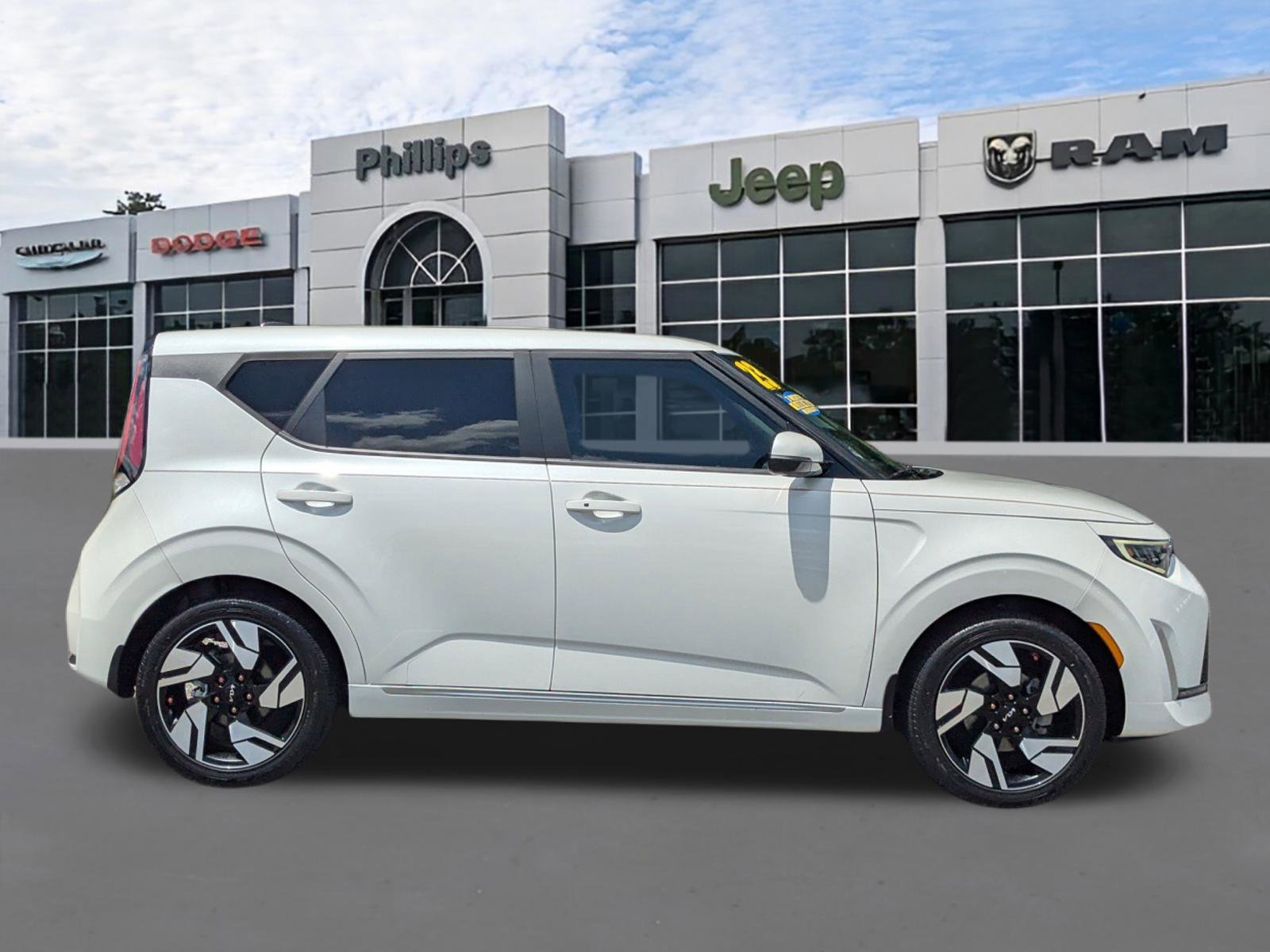 Used 2023 Kia Soul GT-Line w/ GT-Line Technology Package FWD image 2