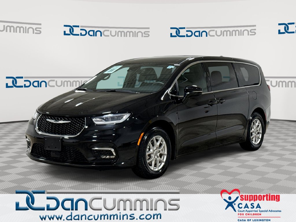 Used 2025 Chrysler Pacifica Select
