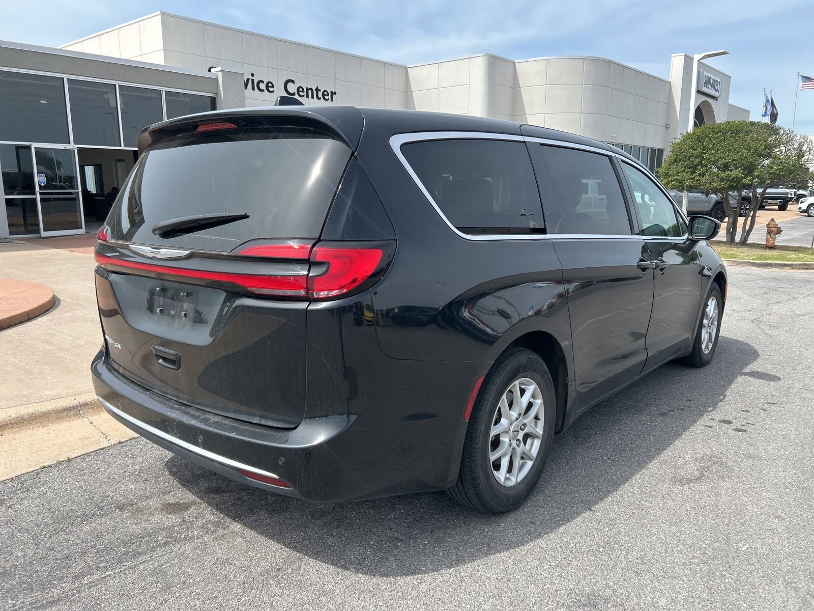 Used 2023 Chrysler Pacifica Touring-L FWD image 5