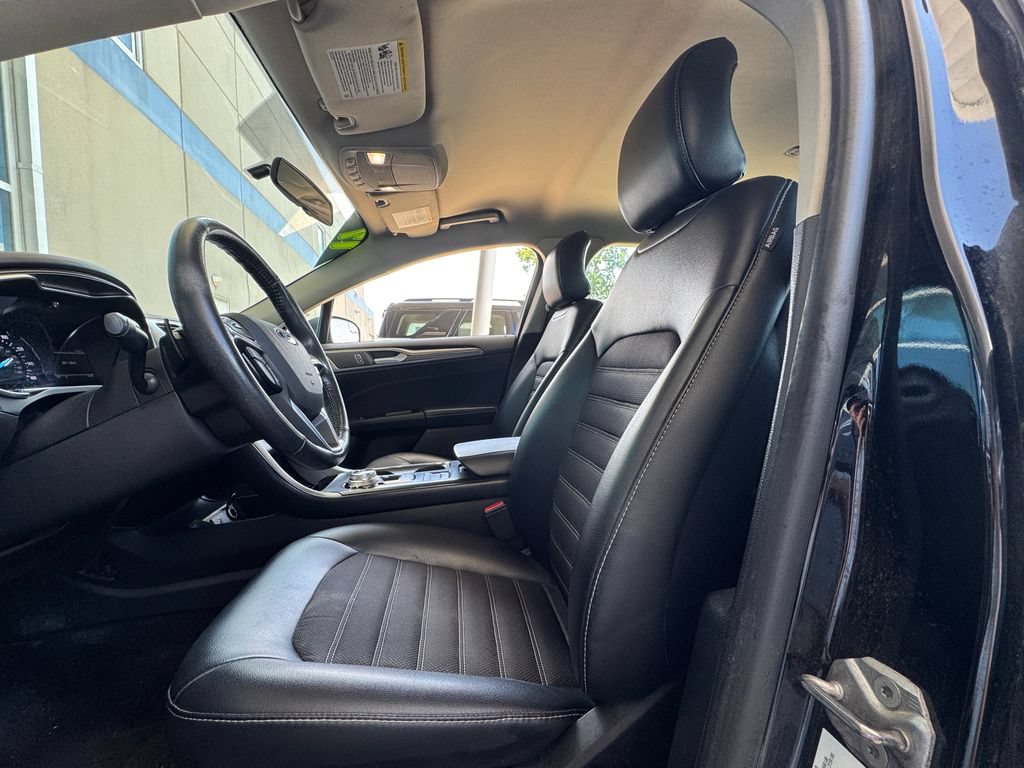 Used 2017 Ford Fusion SE w/ Equipment Group 201A FWD image 12