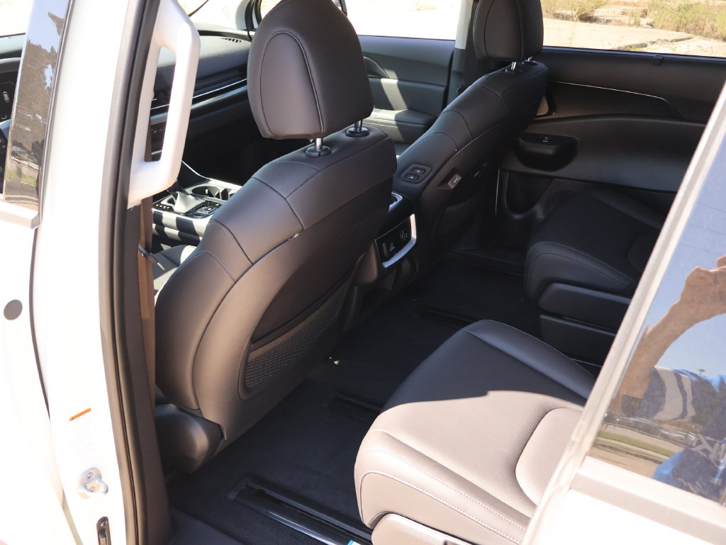 New 2027 Kia Carnival SX w/ Dark Edition Package FWD image 14