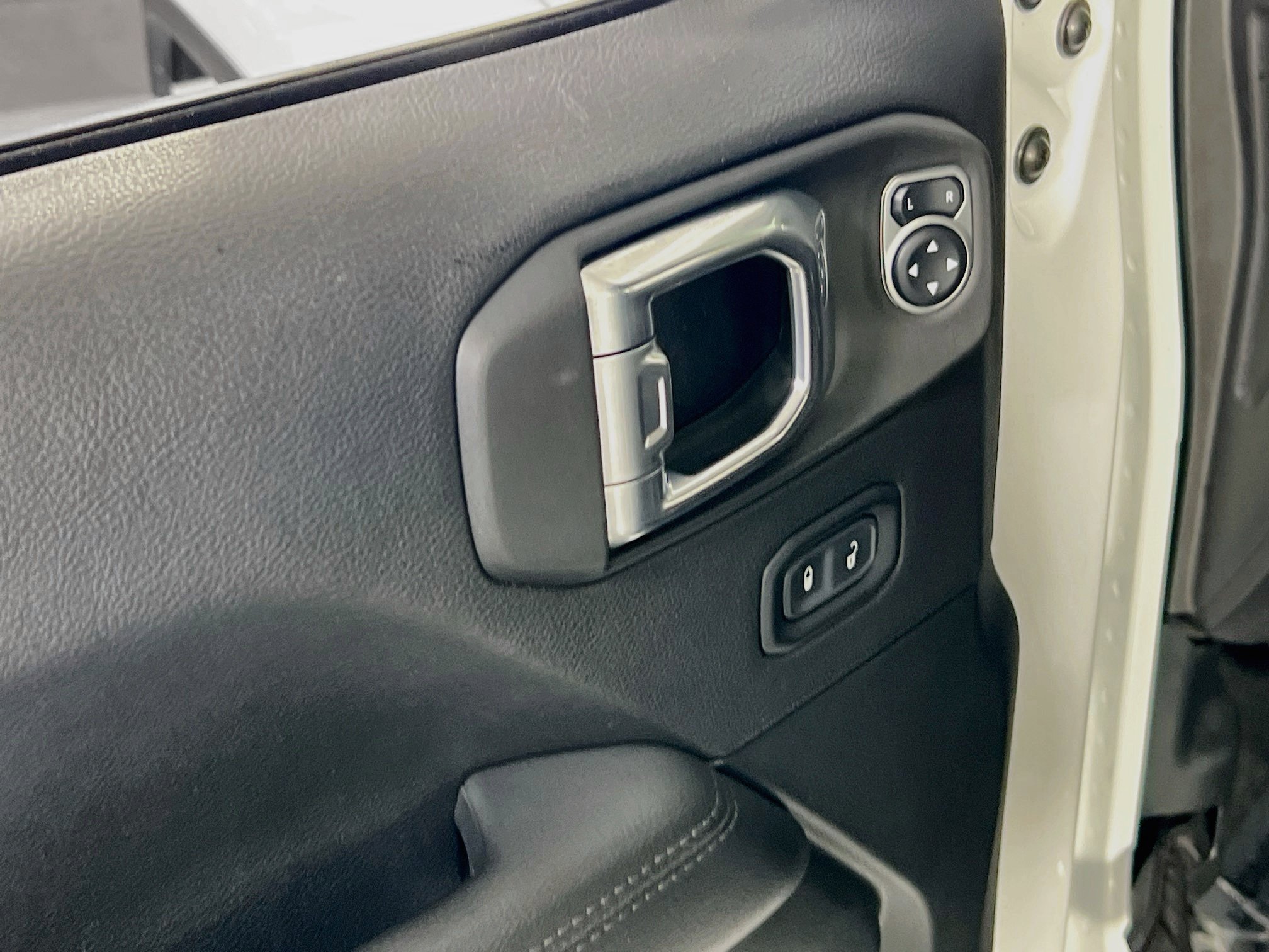 Used 2021 Jeep Wrangler Unlimited Sahara AWD/4WD image 17