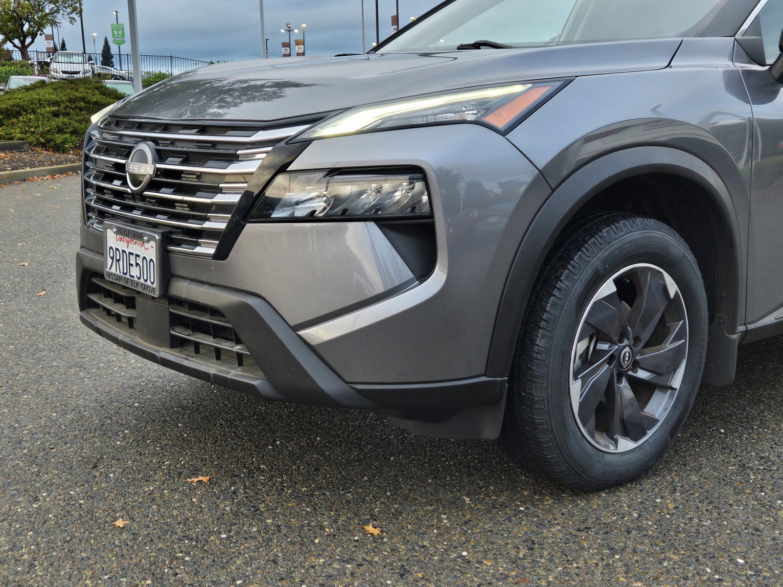 Used 2024 Nissan Rogue SV w/ SV Premium Package FWD image 3