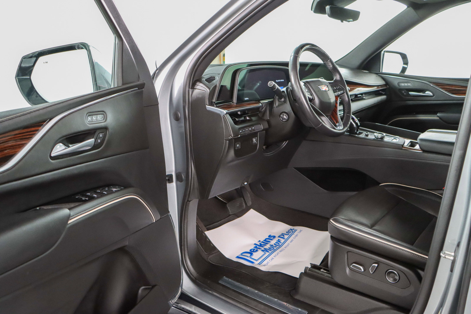 Used 2023 Cadillac Escalade Premium Luxury w/ LPO, Floor Liner Package AWD/4WD image 3