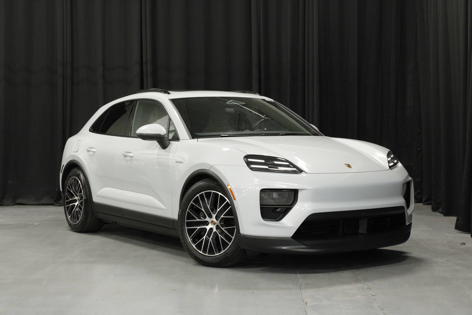 Certified 2025 Porsche Macan Electric RWD image 7