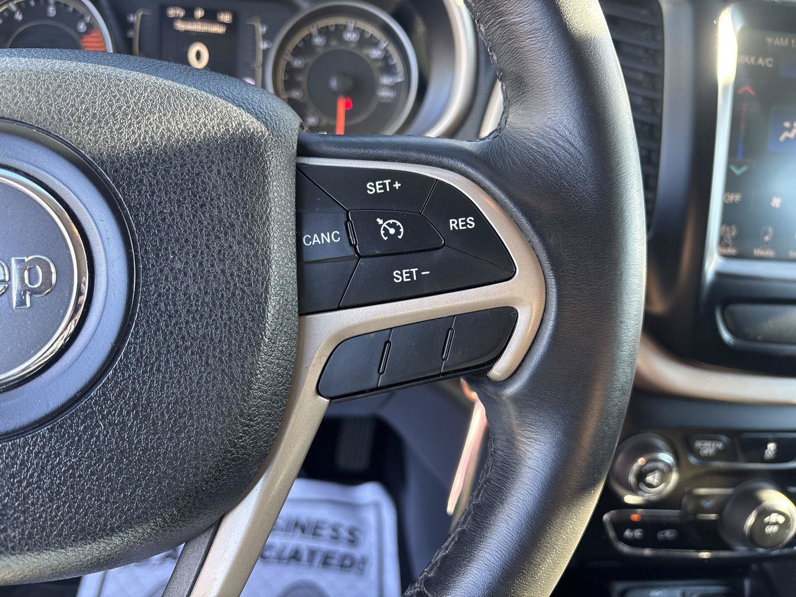 Used 2016 Jeep Cherokee Latitude FWD image 17