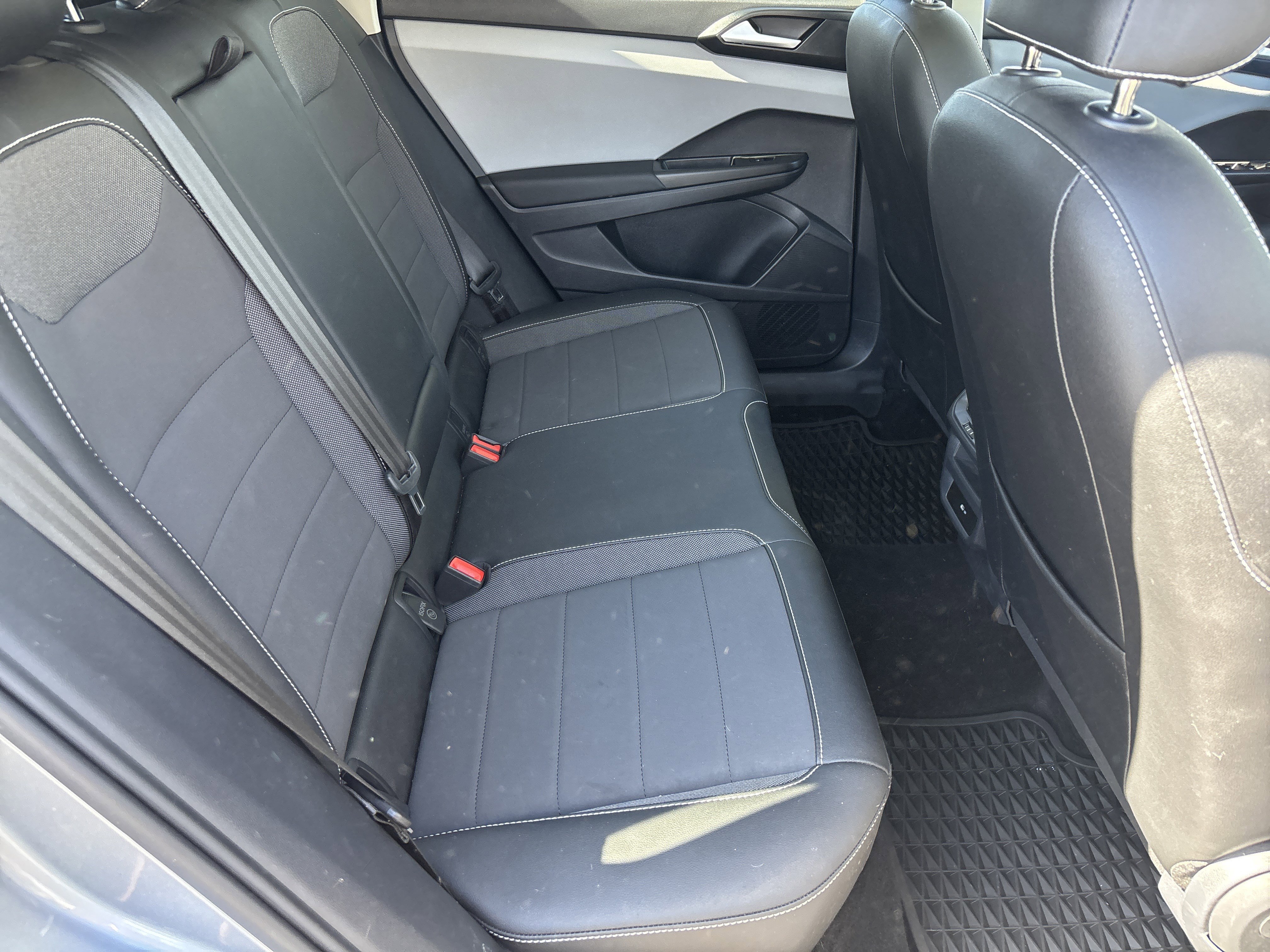 Certified 2022 Volkswagen Taos SE w/ Panoramic Sunroof Package image 11