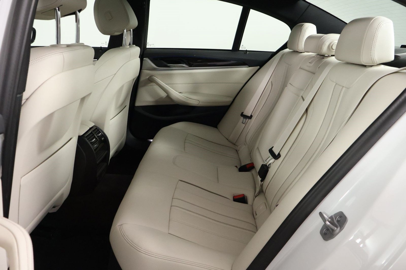 Used 2023 BMW 530e w/ Convenience Package RWD image 32