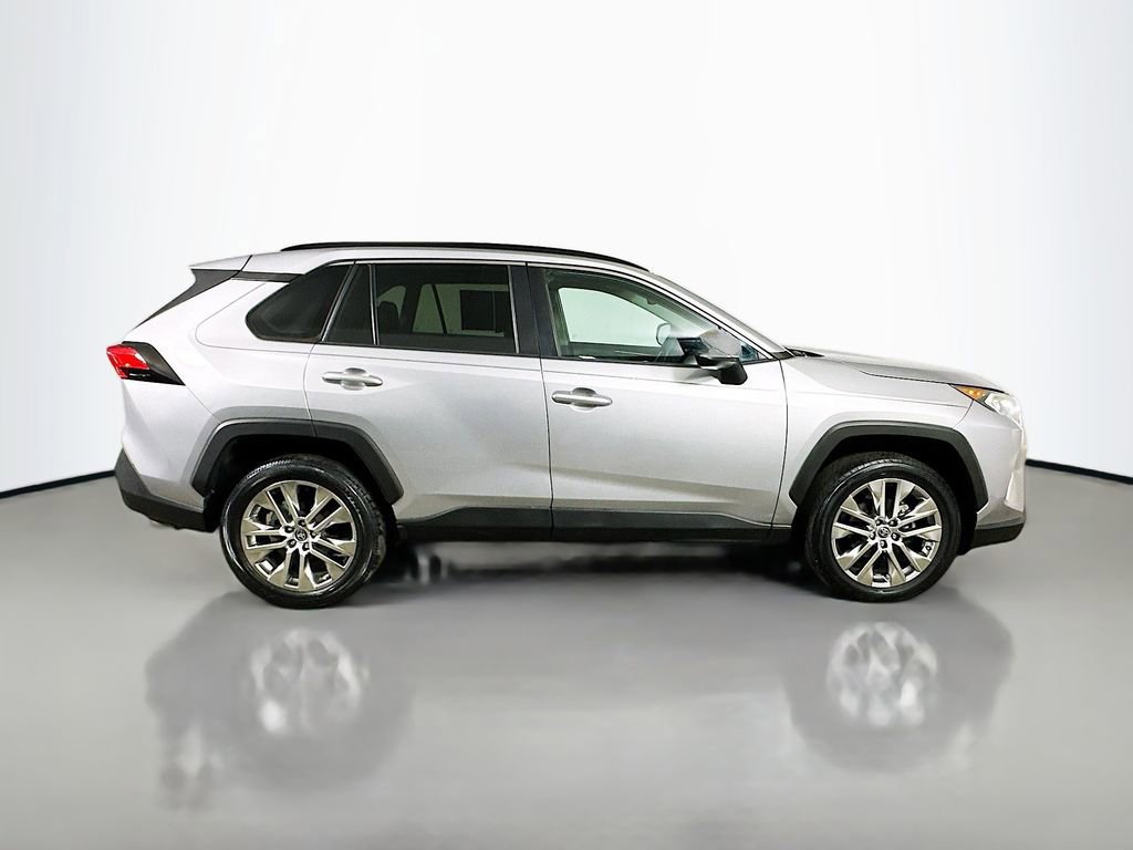 Used 2021 Toyota RAV4 XLE Premium image 7