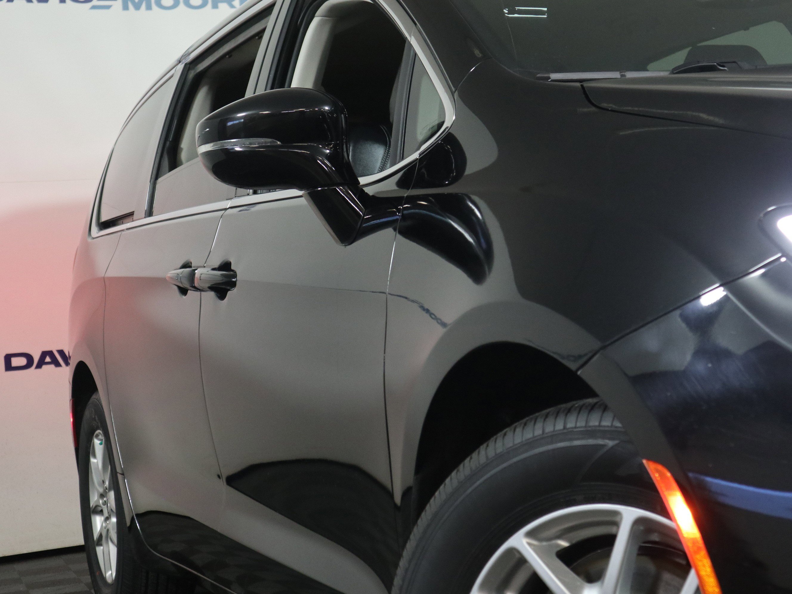 Used 2024 Chrysler Pacifica Touring-L image 3