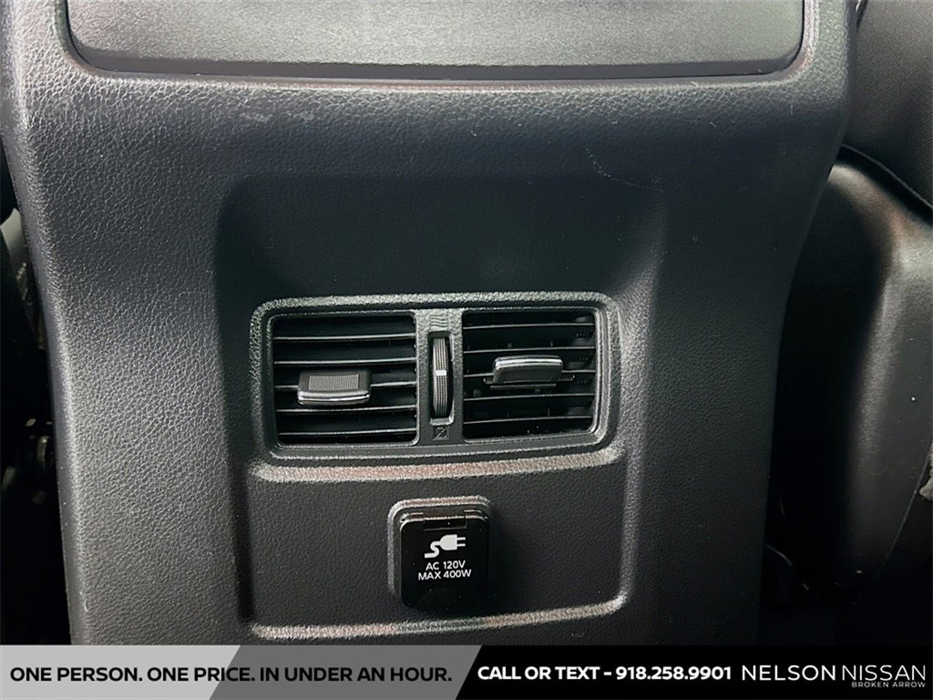 Used 2017 Nissan Titan SV image 25