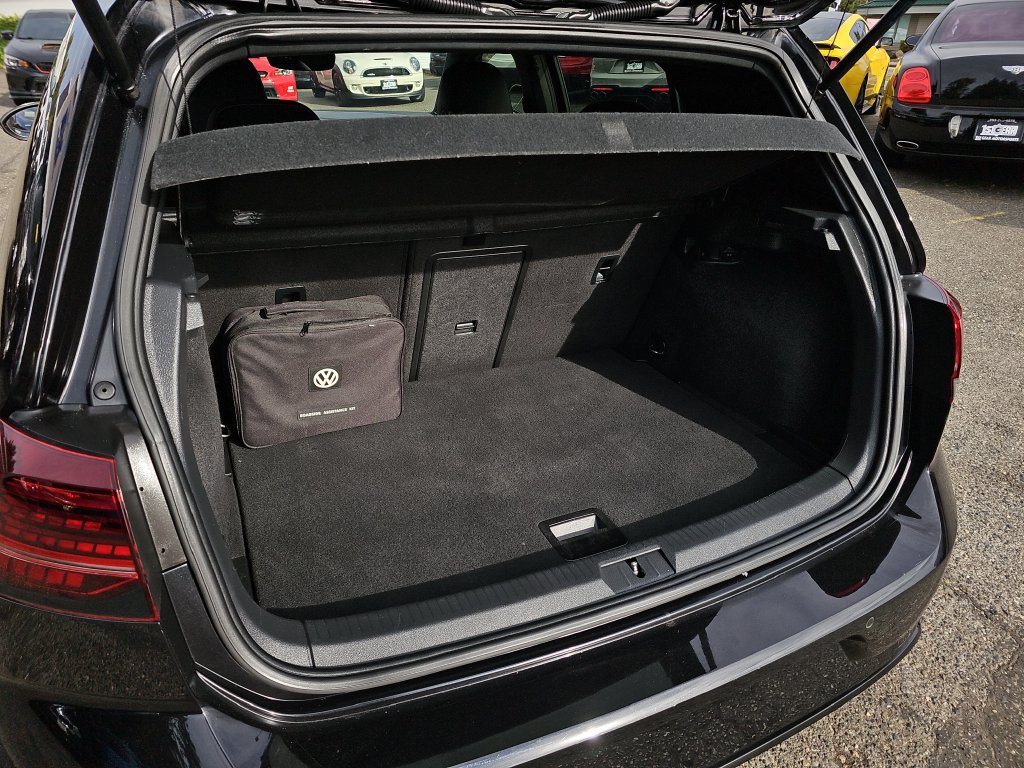 Used 2018 Volkswagen Golf R 4-Door AWD/4WD image 18