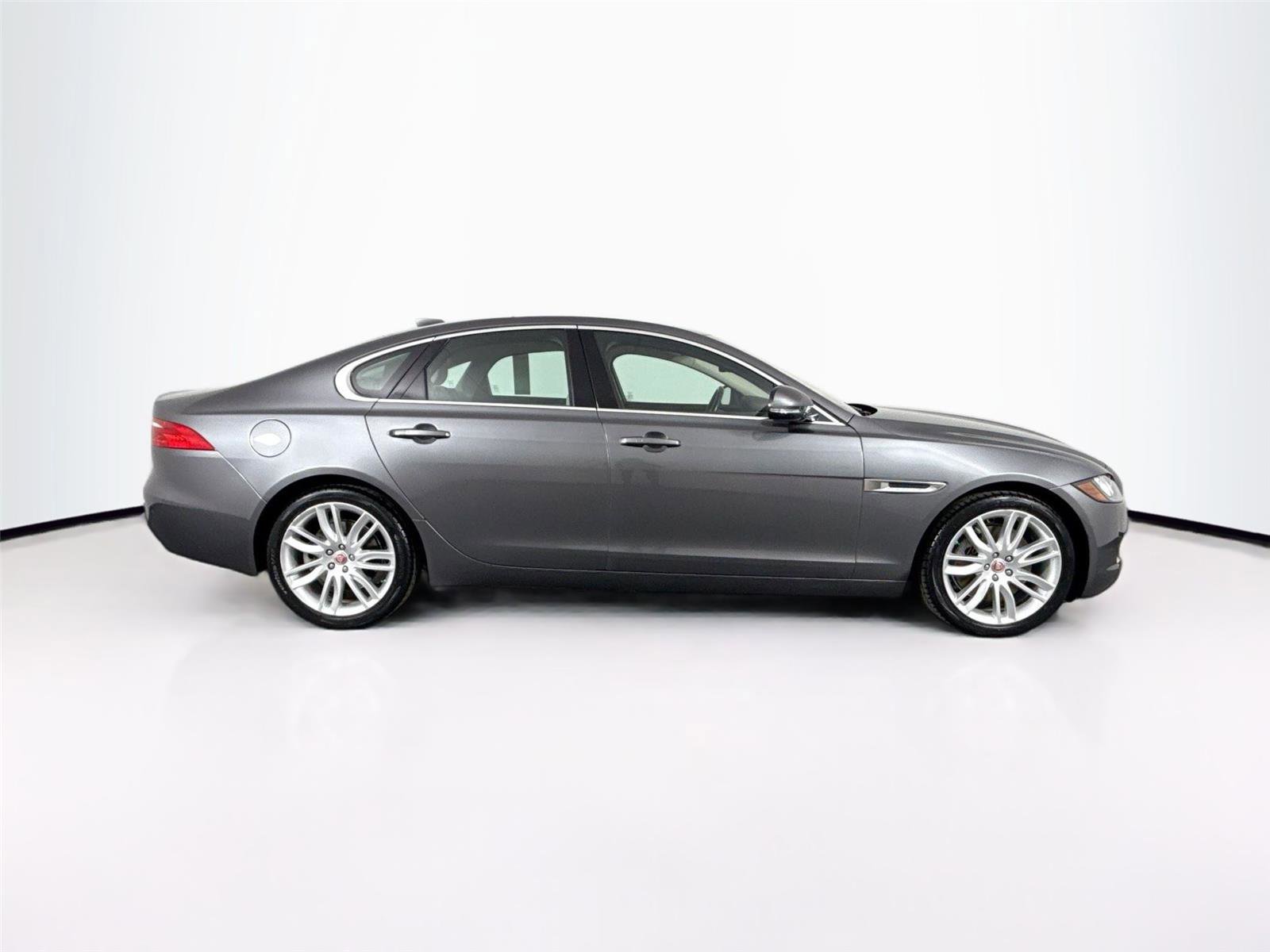Used 2017 Jaguar XF Prestige image 11
