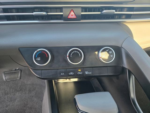 Used 2024 Hyundai Elantra SE image 17